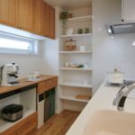 『ウッドワン』のキッチン収納と白の造作棚